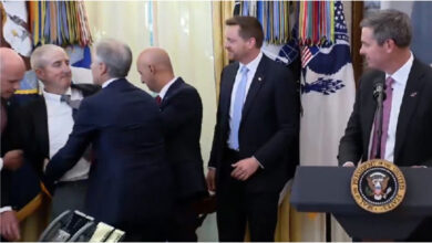 Rueda de prensa sobre sanidad termina abruptamente tras desplome de un ejecutivo farmacéutico