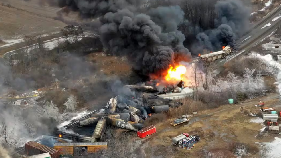 Explosión e incendio de un tren de combustible en México tras un descarrilamiento, sin dejar heridos