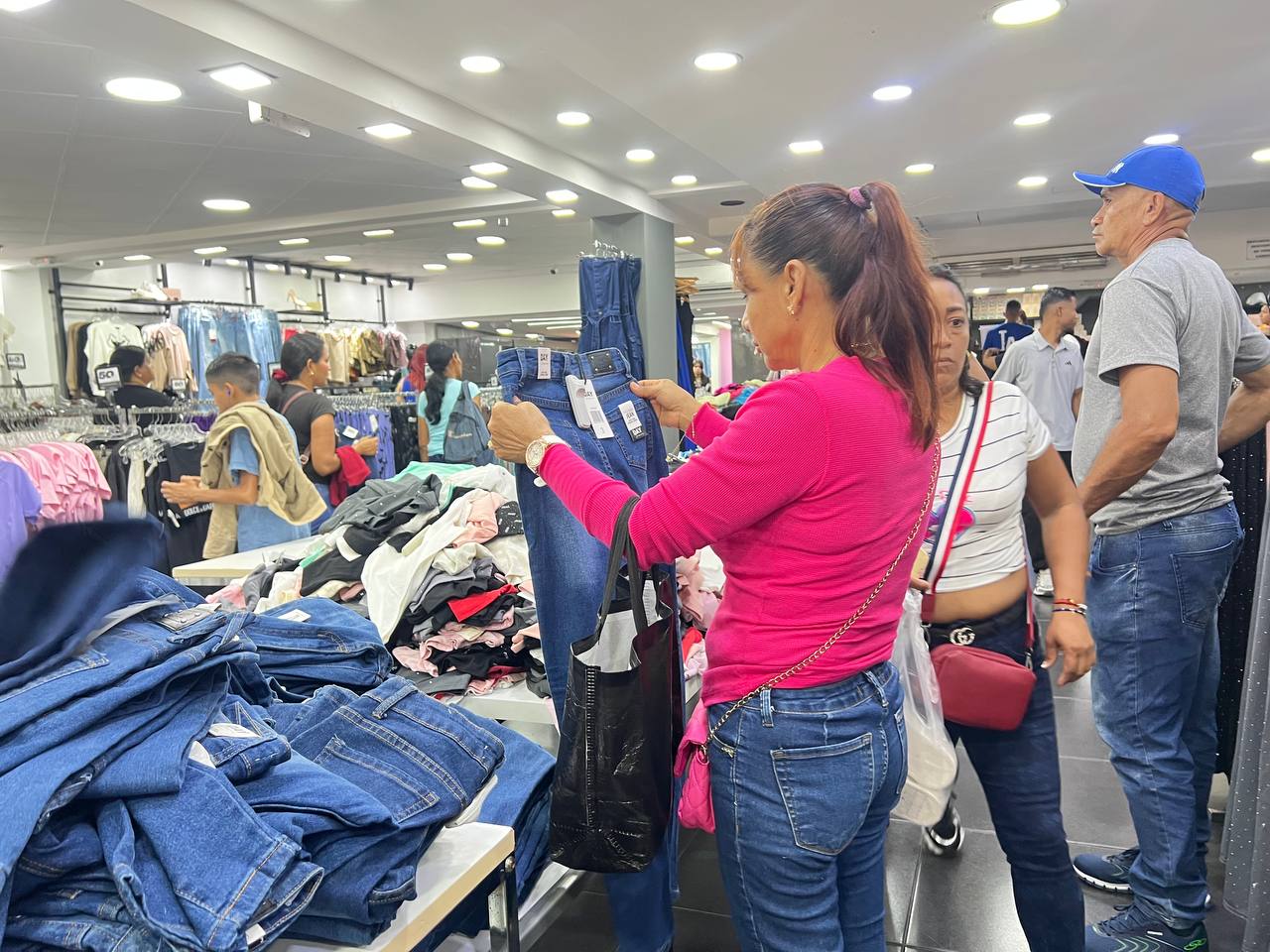 Maturineses aprovechan descuentos de noviembre y el Black Friday para comprar los estrenos