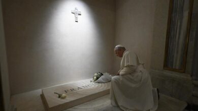Papa León XIV reza ante la tumba del Papa Francisco
