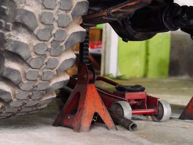 Hombre de 70 años pierde la vida en Maracay al caerle encima un carro sostenido por un gato mecánico