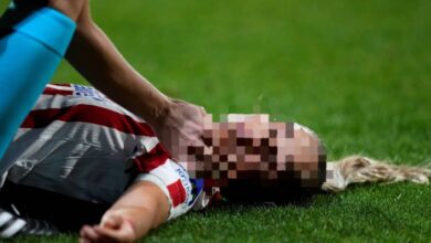 En el minuto 72, la defensa española se desplomó, luego de recibir el golpe involuntario. Los paramédicos le prestaron los primeros auxilios en el césped durante unos minutos