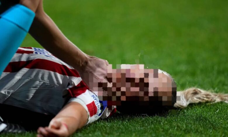 En el minuto 72, la defensa española se desplomó, luego de recibir el golpe involuntario. Los paramédicos le prestaron los primeros auxilios en el césped durante unos minutos