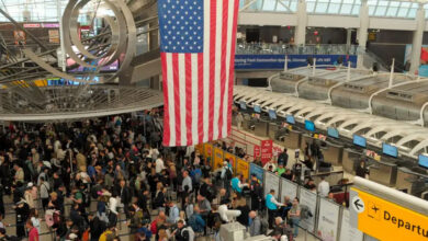 La escasez de personal por el cierre del Gobierno federal causa importantes retrasos en aeropuertos de Nueva York.