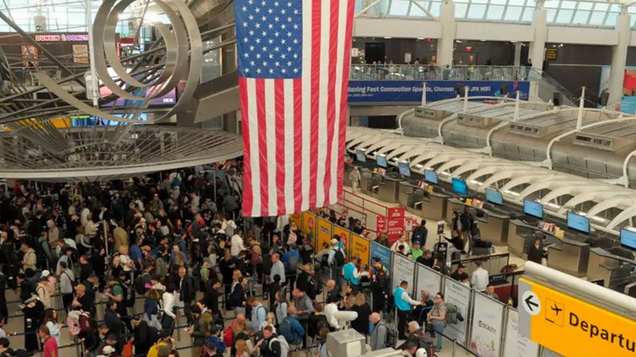 La escasez de personal por el cierre del Gobierno federal causa importantes retrasos en aeropuertos de Nueva York.