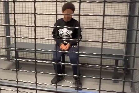 Detienen a estudiante de 11 años con una lista de personas que supuestamente quería matar