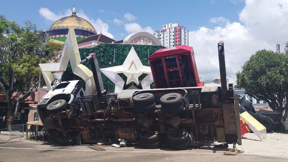 Hombre murió aplastado por una una grúa mientras armaban un árbol navideño en Brasil