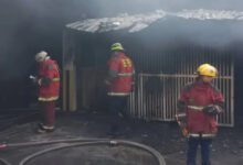 Fuerte incendio se origina en sótano de una residencia en Caracas; al menos 10 vehículos afectados