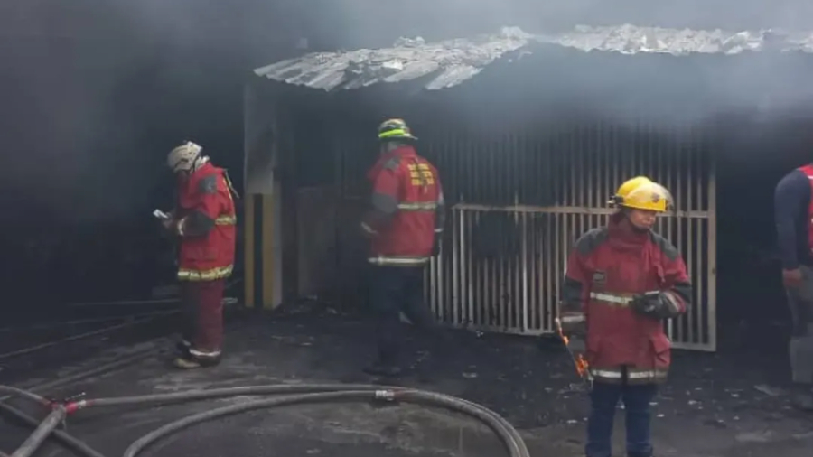 Fuerte incendio se origina en sótano de una residencia en Caracas; al menos 10 vehículos afectados