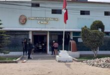 Policía peruana destituye a oficial por video íntimo con hermana de detenido