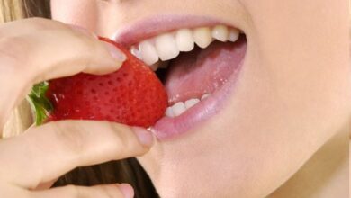 Bicarbonato y fresas: los trucos caseros para blanquear tus dientes