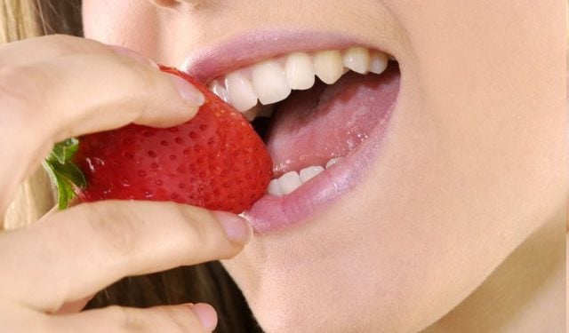 Bicarbonato y fresas: los trucos caseros para blanquear tus dientes