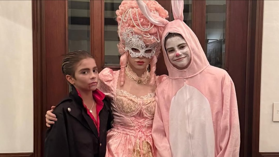 Shakira celebra Halloween con un elaborado disfraz victoriano en Bogotá junto a Milan y Sasha