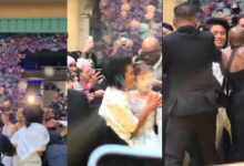 Condenan en Singapur a fan australiano que saltó la barrera para abrazar a Ariana Grande en el estreno de 'Wicked'