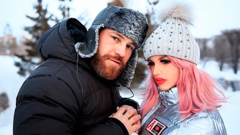 Tras pelea sexual: el hombre que se casó con una muñeca, anuncia su divorcio y nuevo matrimonio