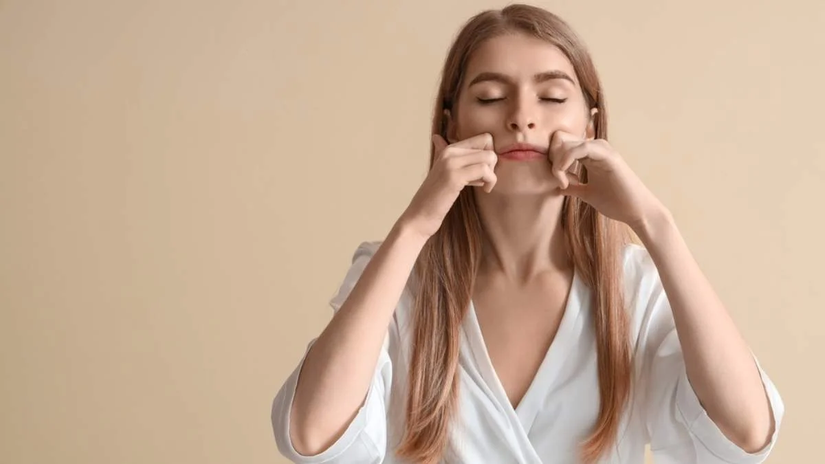 Yoga facial: El entrenamiento de los músculos del rostro para combatir la flacidez y el bruxismo.