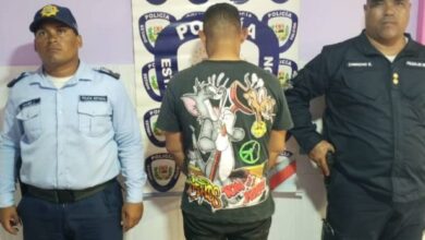 Detenido mecánico por golpear a su pareja mientras circulaban en un vehículo