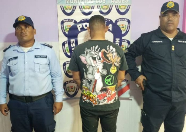 Detenido mecánico por golpear a su pareja mientras circulaban en un vehículo