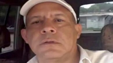 Asesinan a comerciante de 53 años y dejan nota amenazante; el móvil sería la venganza