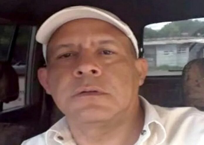 Asesinan a comerciante de 53 años y dejan nota amenazante; el móvil sería la venganza