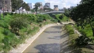 Caracas: Bomberos rescatan el cuerpo sin vida de un hombre en las riberas del río Guaire
