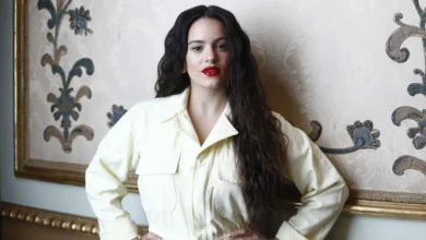 Rosalía interrumpe entrevista y huye despavorida por una cucaracha voladora