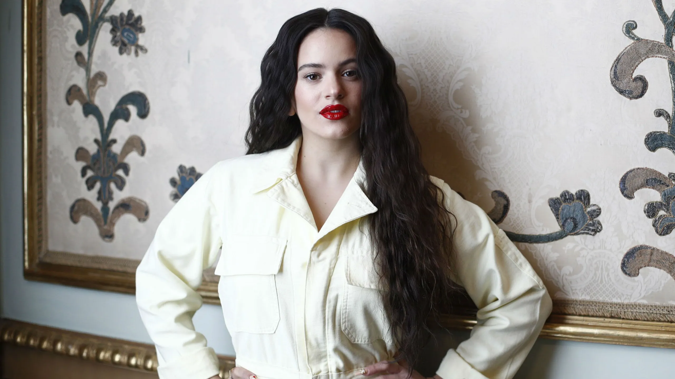 Rosalía interrumpe entrevista y huye despavorida por una cucaracha voladora