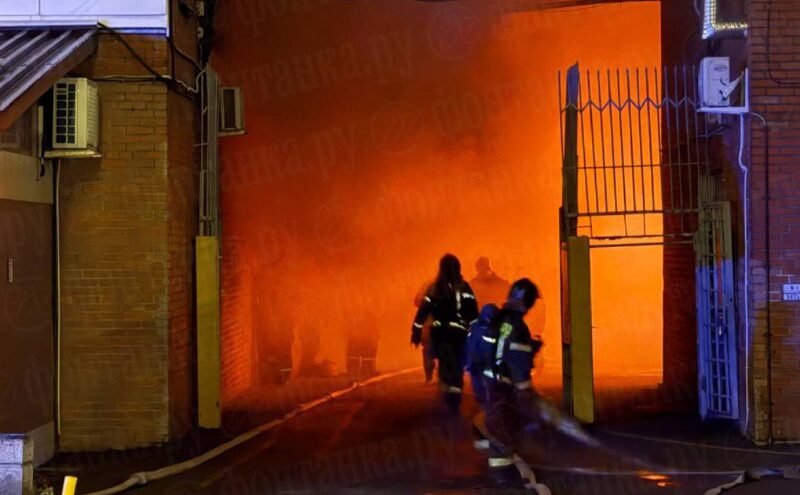 Fuerte incendio se desata en un mercado de San Petersburgo, Rusia (+video)