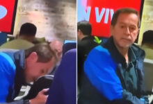 Intentó besar a su compañera y su reacción al ver que estaba en vivo es viral