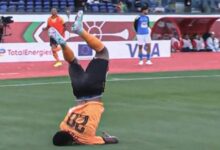 Futbolista casi se rompe el cuello celebrando un gol con Zambia