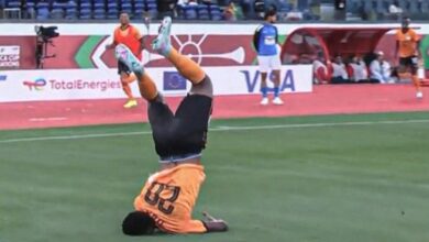 Futbolista casi se rompe el cuello celebrando un gol con Zambia