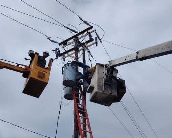 Hombre muere tras recibir fuerte descarga eléctrica de un transformador