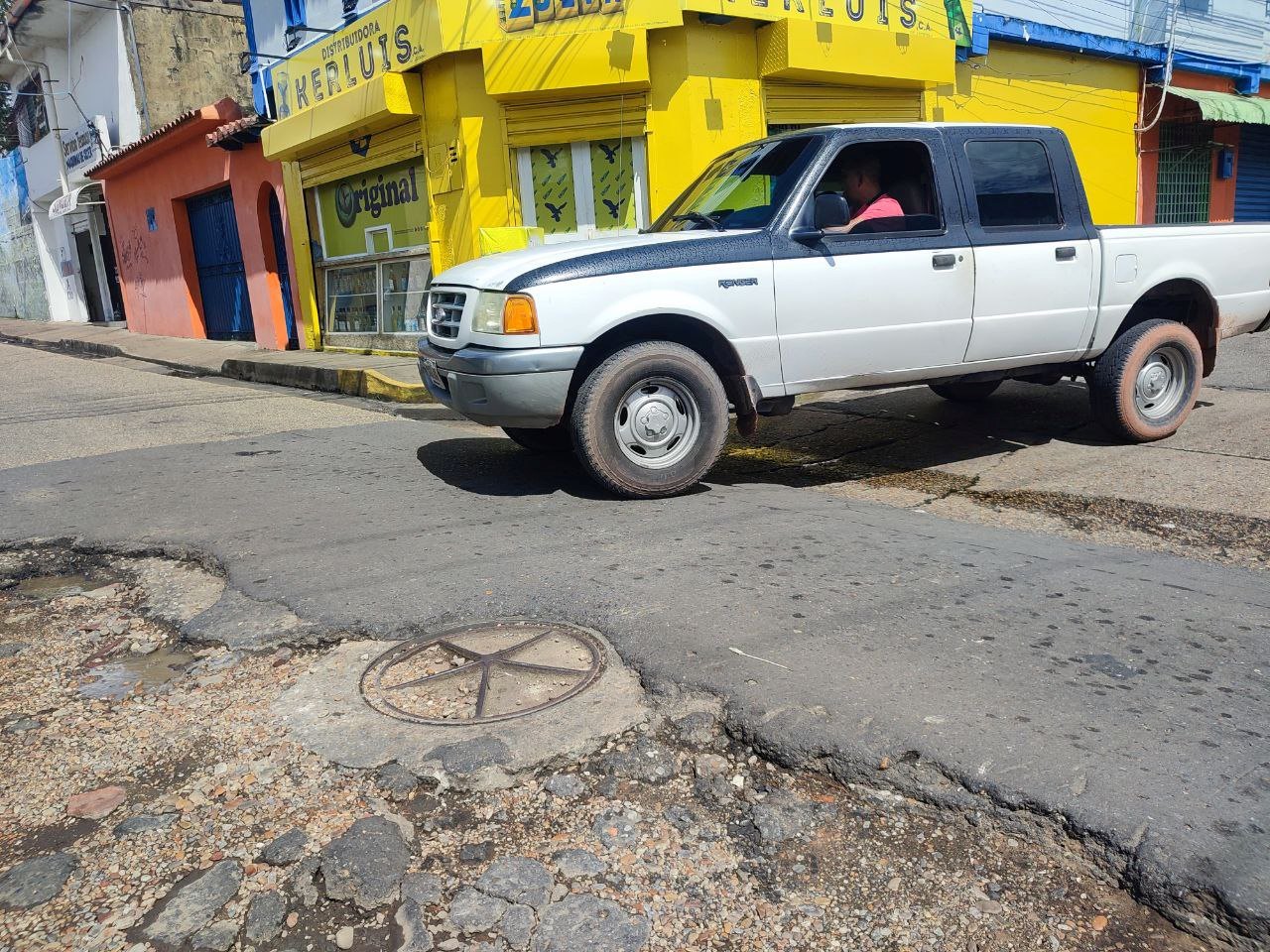 Huecos en la calle Junín con Barreto en Maturín pone en peligro a conductores y peatones
