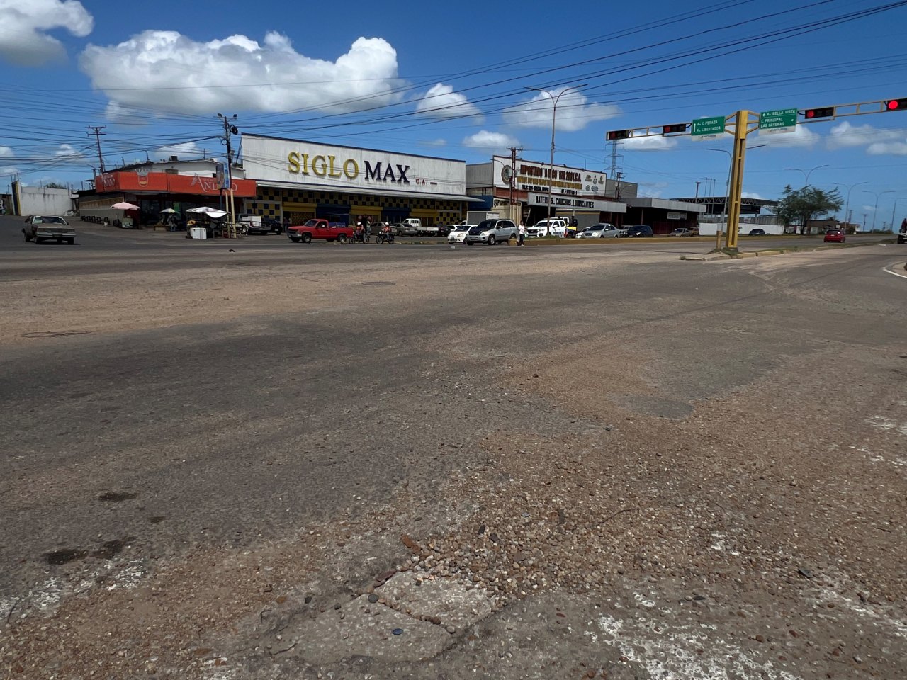Vecinos de Las Cayenas y La Cruz denuncia el mal estado de la vía en el semáforo