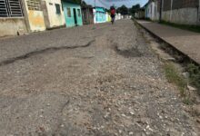 Calle principal de Barrio Morichal parece un colador