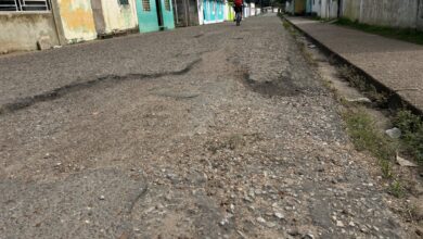Calle principal de Barrio Morichal parece un colador