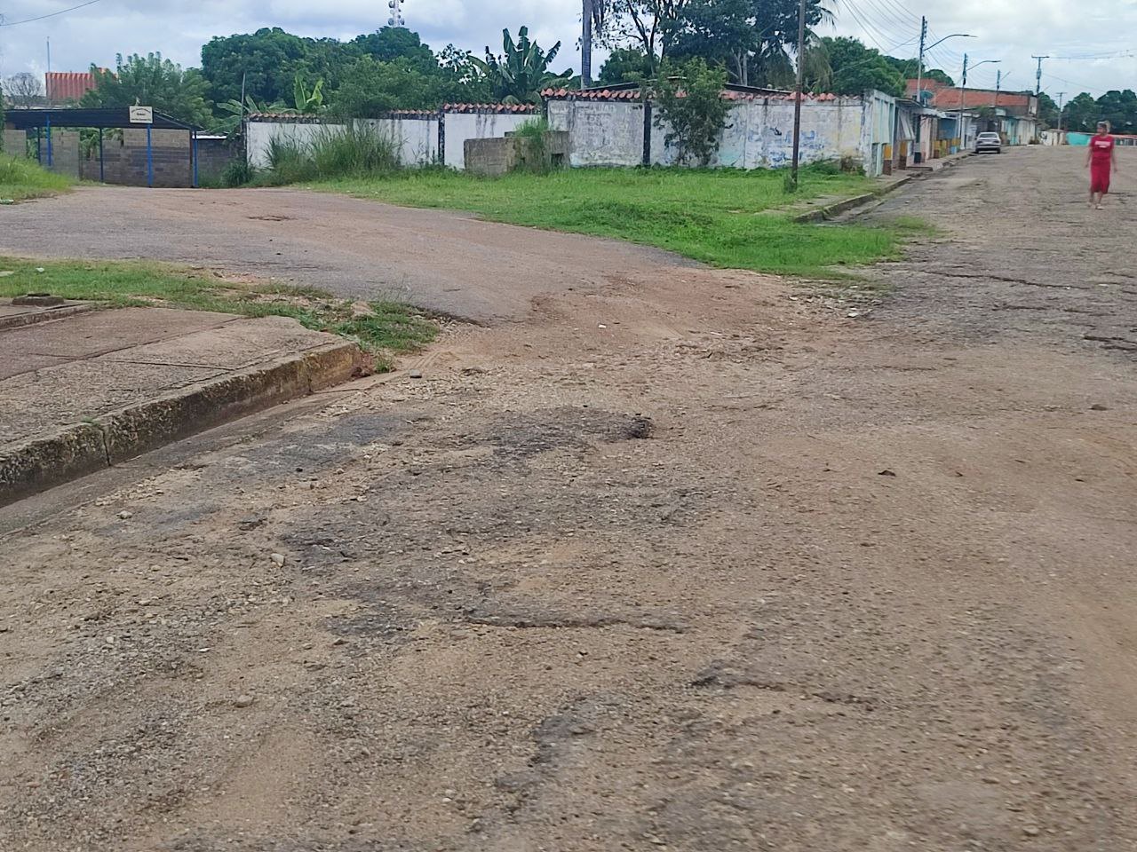 Habitantes de Paramaconi reportan el mal estado de las calles