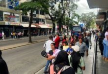 Centro de Maturín full de consumidores realizando las compras de última hora.