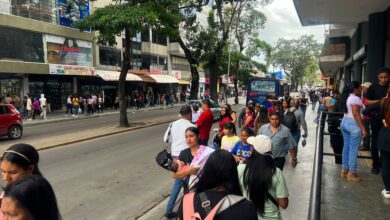 Centro de Maturín full de consumidores realizando las compras de última hora.