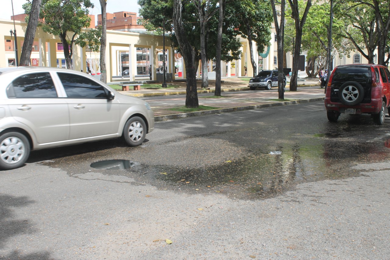 Reportan desborde de aguas servidas en pleno paseo Bolívar de Maturín