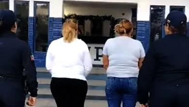 Detienen a dos mujeres por estafar con oficios falsos de la PNB en Guarenas