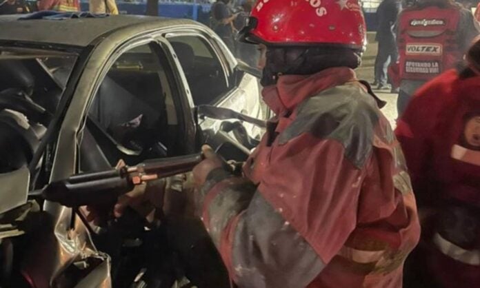 Choque de vehículo contra un árbol deja 2 muertos y 7 heridos en Caracas