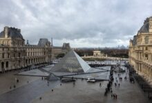 Documentos históricos dañados por inundación en el Museo del Louvre