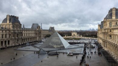 Documentos históricos dañados por inundación en el Museo del Louvre