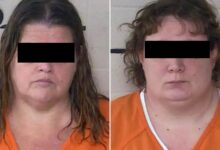 Dos mujeres acusadas de trato inhumano a un menor enfrentan casi dos mil cargos