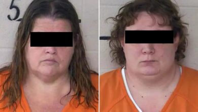 Dos mujeres acusadas de trato inhumano a un menor enfrentan casi dos mil cargos