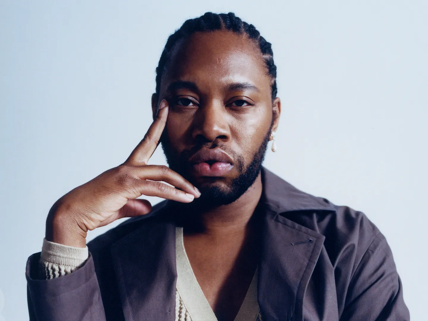 Actor de 'Emily in París' arrestado en Japón por drogas