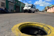 Más de un año sin tapa tienen alcantarilla en la calle 11B de Las Brisas del Orinoco