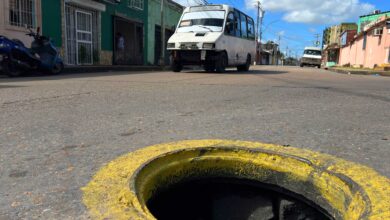 Más de un año sin tapa tienen alcantarilla en la calle 11B de Las Brisas del Orinoco