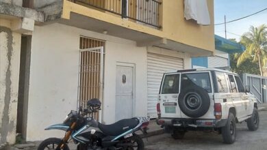 Hallan muerto a hombre de 59 años con heridas de arma blanca en una vivienda